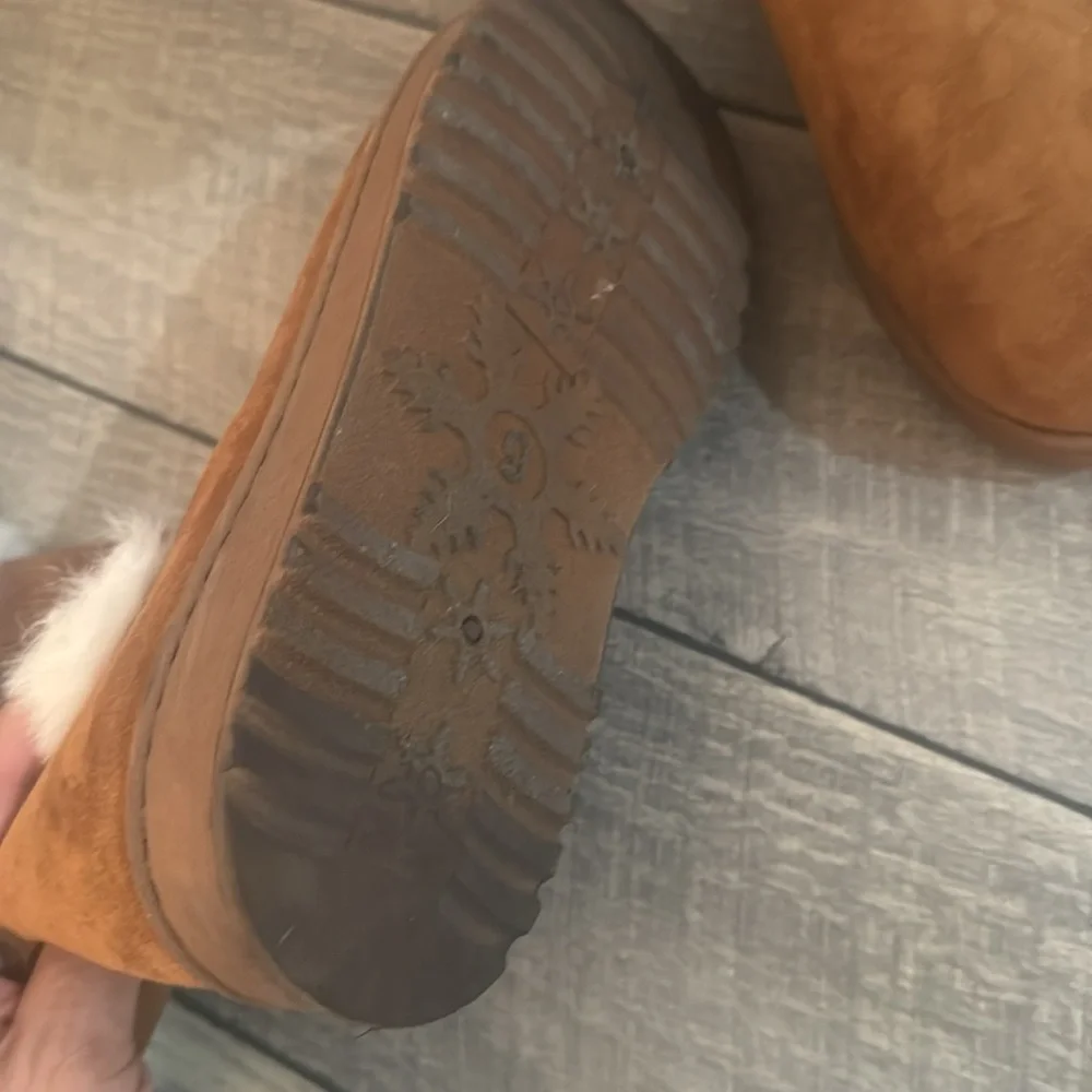 Women's Tan Faux Fur Boots by SO Size 9. Pre-owned - Picture 3 of 3